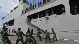 Sejumlah Taruna Akademi Angkatan Laut (AAL) berada di atas KRI Surabaya di Palu, Sulawesi Tengah, Kamis (24/3/2022). [ANTARA FOTO/Mohamad Hamzah/hp]
