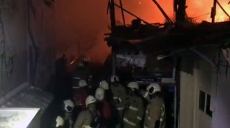 Kebakaran Hanguskan 15 Rumah Semi Permanen di Jakbar, 3 Orang Alami Sesak Napas