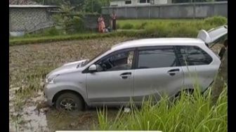 Diduga Sopir Mengantuk, Mobil Nyungsep ke Persawahan di Bangkalan Madura