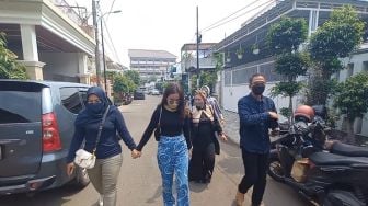 Doddy Sudrajat dan Mayang saat mendatangi rumah Haji Faisal di kawasan Srengseng, Kebon Jeruk Jakarta Barat, Jumat (25/3/2022). [Suara.com/Adiyoga Priyambodo]