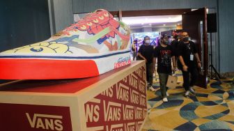 Pengunjung memilih koleksi sepatu sneaker saat Event Jakarta Sneaker Day (JSD) di Mall Senayan City, Jakarta Pusat, Jumat (25/3/2022). [Suara.com/Septian]