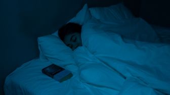 6 Manfaat Mematikan Lampu saat Tidur, Simak di Sini!