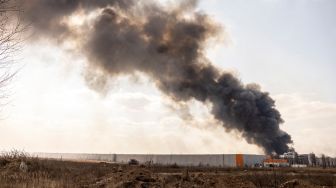 Asap mengepul setelah serangan rudal Rusia menghantam sebuah gudang di pinggiran kota Kyiv, Ukraina, kamis (24/3/2022). [FADEL SENNA / AFP]