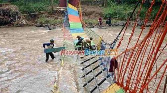 Jembatan Ambruk, Puluhan Santri yang Tengah Asyik Berfoto Tercebur ke Sungai