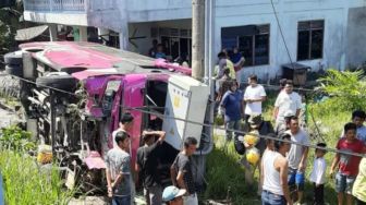 Bus Pariwisata Pembawa Rombongan Mahasiswa UNP Terbalik Masuk Jurang di Agam, Penumpangnya 25 Orang