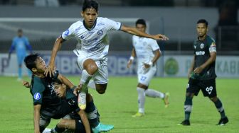 Pesepak bola Arema FC Ryan Kurnia (kedua kiri) dihadang pesepak bola Persikabo 1973 Ahmad Birrul Walidain (kiri) saat pertandingan Liga 1 di Stadion Kompyang Sujana, Denpasar, Bali, Kamis (24/3/2022). [ANTARA FOTO/Fikri Yusuf/hp]