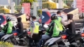 Tak Mengenakan Helm saat Berkendara, Polisi Lakukan Hal Tak Terduga ke Pemuda ini, Warganet: Pasti Baper