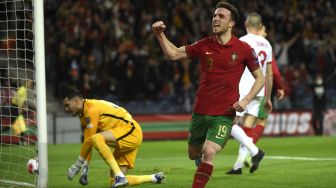 Pemain depan Portugal Diogo Jota melakukan selebrasi usai mencetak gol saat pertandingan sepak bola play-off kualifikasi Piala Dunia 2022 antara Portugal dan Turki di stadion Dragao, Porto, Portugal, Kamis (24/3/2022). [MIGUEL RIOPA / AFP]