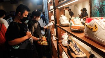 Pengunjung memilih koleksi sepatu sneaker saat Event Jakarta Sneaker Day (JSD) di Mall Senayan City, Jakarta Pusat, Jumat (25/3/2022). [Suara.com/Septian]