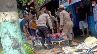 Pekerja di Tuban Tergeletak Bersimbah Darah di Trotoar, Jatuh dari Atas Reklame Akibat Tersengat Listrik