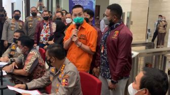 Indra Kenz Diledek Wartawan 'Murah Banget' sampai Ditanya Harga Kaos Oranye, Publik: Sultan Rutan