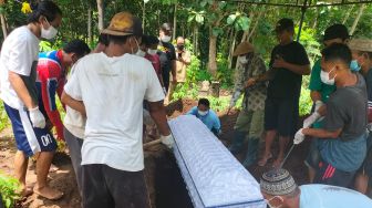 Sesosok Mayat Terluka Ditemukan di Tepi Sungai Oya, Polisi Terpaksa Kubur Jasadnya Meski Identitas Belum Ditemukan