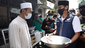 Dukung UMKM di Kampung Pedaengan, Sandiaga Uno Bagikan Peralatan Usaha