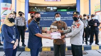 Tekan Penyebaran Covid di Pasar Induk, Asabri Serahkan Bantuan Masker ke Polsek Kramat Jati