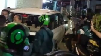 Viral Diduga Tabrak Lari, Massa Rusak Sebuah Mobil di Bintaro