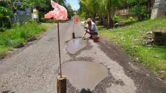 Warga di Jembrana Inisiatif Perbaiki Jalan Berlubang Menggunakan Semen Sendiri