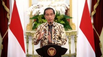 Jokowi akan Berikan BLT Minyak Goreng Rp300 Ribu untuk Keluarga dan PKL