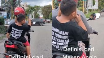 Terjadi Lagi, Pengendara Dibuat Heran dengan Kelakuan Bocil Makan Angin, Warganet Salfok dengan Tulisan Kausnya