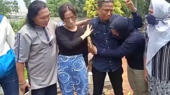 Doddy Sudrajat Dipeluk Cewek saat Ziarahi Makam Vanessa Angel: Astagfirulloh!