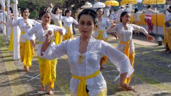 Umat Hindu menampilkan Tari Renjang Renteng yaitu rangkaian upacara persembahyangan Hari Raya Saraswati di Pura Agung Jagatnatha, Denpasar, Bali, Sabtu (26/3/2022). [ANTARA FOTO/Nyoman Hendra Wibowo/nym]
