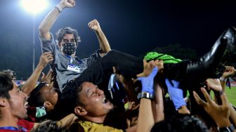 Pemain dan ofisial Bali United mengangkat pelatih Stefano Cugurra usai pertandingan Liga 1 melawan Persebaya Surabaya di Stadion I Gusti Ngurah Rai, Denpasar, Bali, Jumat (25/3/2022). [ANTARA FOTO/Fikri Yusuf/rwa]