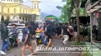 Bus Dilempar Batu, Suporter PSS Sleman Turun Nyaris Bentrok dengan Warga Situbondo