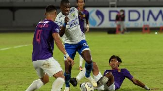 Pesepak bola Persib Bandung Bruno Cantanhede (tengah) berusaha melewati hadangan pesepak bola Persik Kediri Arthur Felix (kiri) dan Yusuf (kanan) pada pertandingan Liga 1 di Stadion Kapten I Wayan Dipta, Gianyar, Bali, Jumat (25/3/2022). [ANTARA FOTO/Nyoman Hendra Wibowo/rwa]