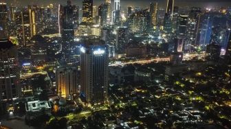 Suasana gedung-gedung bertingkat di Kawasan SCBD (Sudirman Central Business District) sebelum dipadamkan untuk memperingati Earth Hour di Jakarta, Sabtu (26/3/2022). [Suara.com/Alfian Winanto]