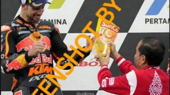 CEK FAKTA: Viral Foto Jokowi Beri Minyak Goreng pada Juara MotoGP Mandalika Miguel Oliveira, Benarkah?
