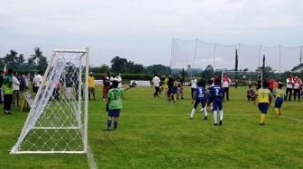 Gandeng Legenda Timnas Indonesia, FORSGI Gelar Turnamen Sepak Bola di Lereng Gunung Lawu