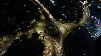 Suasana di sekitar area Bundaran Senayan sesudah dipadamkan untuk memperingati Earth Hour di Jakarta, Sabtu (26/3/2022). [Suara.com/Alfian Winanto]