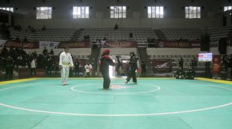 Pendekar silat Pagar Nusa saat bertanding dalam kejuaraan Nasional Keempat Sesi 2 Pagar Nusa di Padepokan Pencak Silat TMII, Jakarta, Minggu (27/3).   [Suara.com/Oke Atmaja]