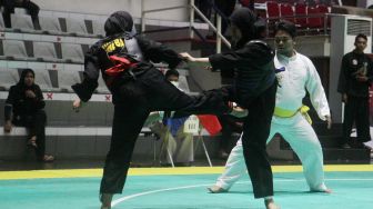 Pendekar silat Pagar Nusa saat bertanding dalam kejuaraan Nasional Keempat Sesi 2 Pagar Nusa di Padepokan Pencak Silat TMII, Jakarta, Minggu (27/3).   [Suara.com/Oke Atmaja]