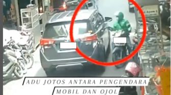 Heboh Adu Jotos Pemobil Kijang Innova vs Ojol di Jalan, Dugaan Gegara Jalan Mepet