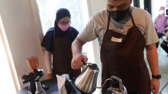 Anak berkebutuhan khusus (ABK) mengikuti pelatihan membuat kopi di The Home, Cilandak, Jakarta, Minggu (27/3/2022). [Suara.com/Angga Budhiyanto]