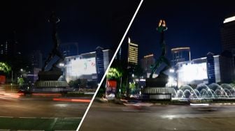 Lampu Patung Pemuda Membangun sebelum dipadamkan (kanan) dan setelah dipadamkan (kiri) untuk memperingati Earth Hour di Kawasan Senayan, Jakarta Selatan, Sabtu (26/3/2022). [Suara.com/Alfian Winanto]