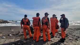 Gelombang Besar Pantai Glagah, SAR Gabungan Masih Lakukan Pencarian di Sekitar Lokasi Wisatawan Hanyut