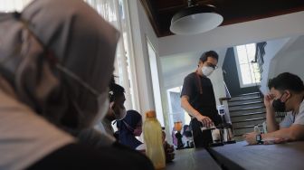 Praktisi kopi, Fransikus Satriawan memberikan pelatihan membuat kopi kepada anak berkebutuhan khusus (ABK) di The Home, Cilandak, Jakarta, Minggu (27/3/2022). [Suara.com/Angga Budhiyanto]