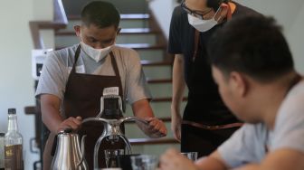 Anak berkebutuhan khusus (ABK) mengikuti pelatihan membuat kopi di The Home, Cilandak, Jakarta, Minggu (27/3/2022). [Suara.com/Angga Budhiyanto]