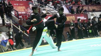 Pendekar silat Pagar Nusa saat bertanding dalam kejuaraan Nasional Keempat Sesi 2 Pagar Nusa di Padepokan Pencak Silat TMII, Jakarta, Minggu (27/3).   [Suara.com/Oke Atmaja]