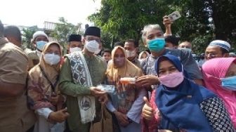 Niat Bagi-bagi Dim Sum, Dagangan Ibu Hadijah di Cakung Diborong Anies