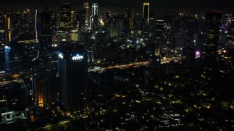 Suasana gedung-gedung bertingkat di Kawasan SCBD (Sudirman Central Business District) setelah dipadamkan untuk memperingati Earth Hour di Jakarta, Sabtu (26/3/2022). [Suara.com/Alfian Winanto]