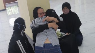 Kalina Oktarani menghantarkan sang ibunda Erlan Wardhania untuk dishalatkan di Masjid Agung Al-Jihad Ciputat, Tangerang Selatan, Banten, Senin (28/3/2022). [Suara.com/Angga Budhiyanto]