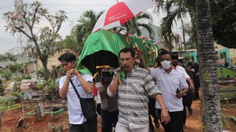 Keluarga dan kerabat mengusung jenazah ibunda Kalina Oktarani, Erlan Wardhania untuk dimakamkan di TPU Taman Abadi, Ciputat, Tangerang Selatan, Banten, Senin (28/3/2022). [Suara.com/Angga Budhiyanto]