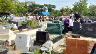 Pedagang Bunga Rampai Mengais Rezki di Tengah Tradisi Ziarah Kubur Jelang Ramadhan di Kota Padang