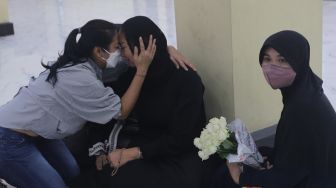 Kalina Oktarani menghantarkan sang ibunda Erlan Wardhania untuk dishalatkan di Masjid Agung Al-Jihad Ciputat, Tangerang Selatan, Banten, Senin (28/3/2022). [Suara.com/Angga Budhiyanto]