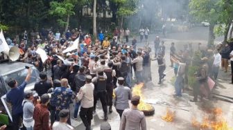 Aksi Demo Massa di Masbagik Berujung Ricuh di Depan Kantor Bupati Lombok Timur