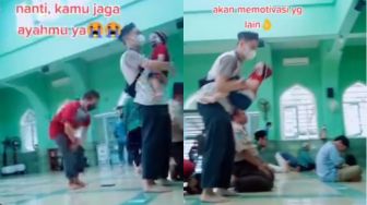 Momen Pria Tunaikan Salat di Masjid Sambil Gendong Anak, Tingkah Anaknya Bikin Salfok dan Jadi Sorotan