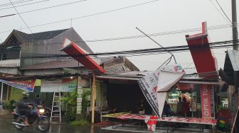 Cuaca Ekstrem sejak Siang, Baliho di Jakal Ambruk Diterjang Hujan Disertai Angin Kencang
