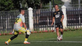 Pemain Selebritis FC Atep Ahmad Rizal memberikan umpan saat mengikuti sesi latihan di Lapangan ABC, Kompleks Gelora Bung Karno, Jakarta, Senin (28/3/2022). [Suara.com/Angga Budhiyanto]